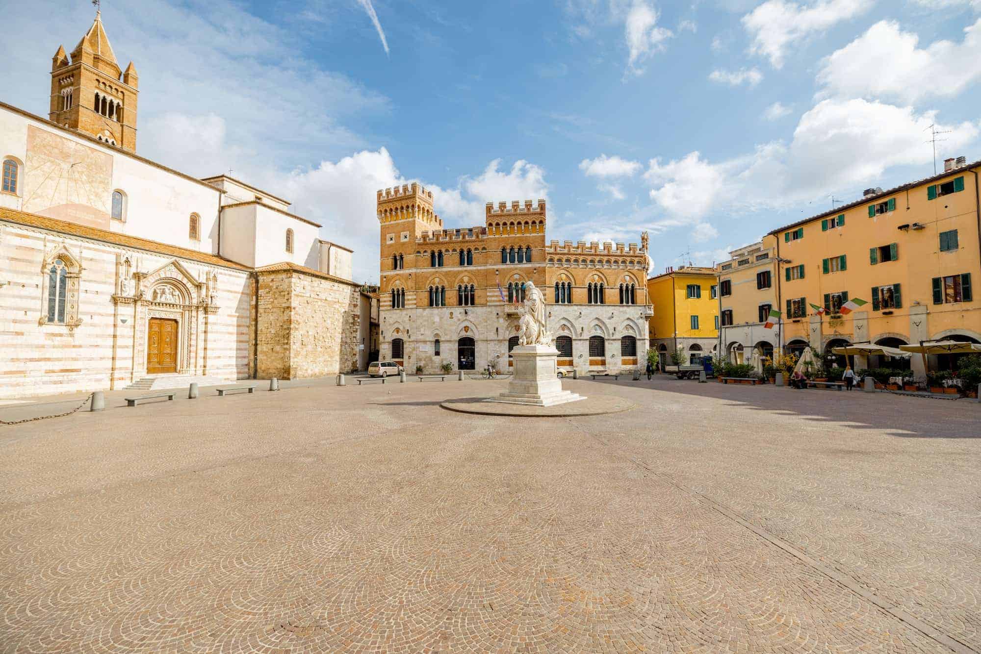 central-square-in-grosseto-town-in-italy
